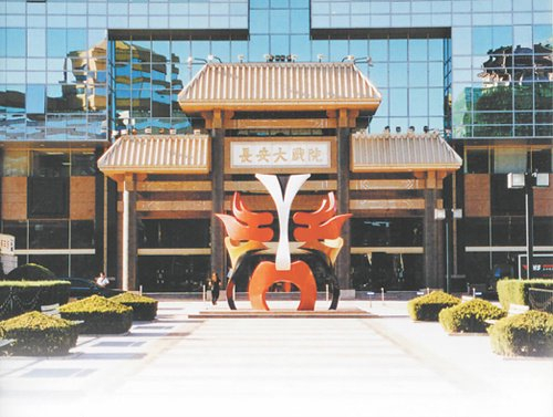 长安大戏院前，有一座京剧脸谱雕塑。图源：北京日报