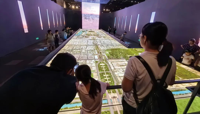 市民在首都博物馆参观“北京中轴线”展览。摄影/周洁