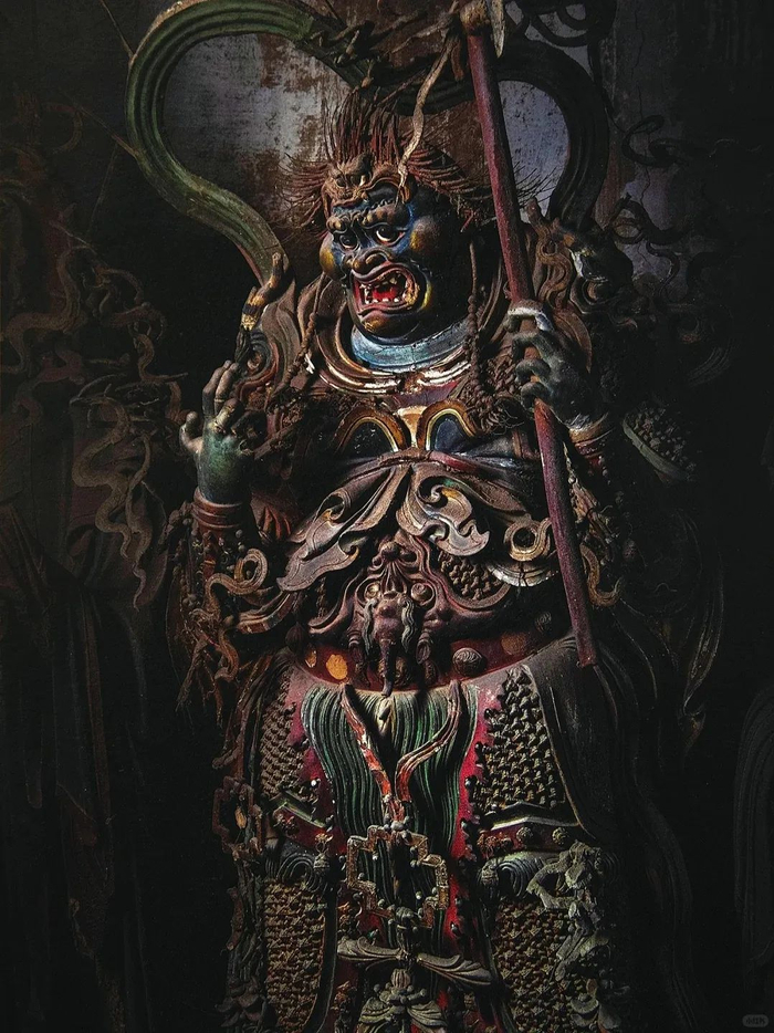 　　△游戏人物马猴精（上）身上戴的面具原型——高平铁佛寺内的散脂大将造像（下）。