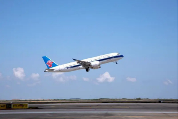 中国南方航空首架C919飞机平稳降落在广州白云国际机场。图源：北京青年报