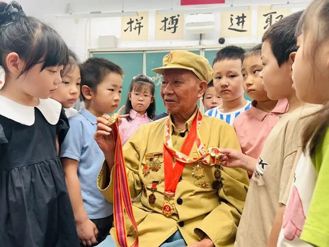 宣钜华在合肥市长江路第二小学栢景湾校区进行红色故事宣讲