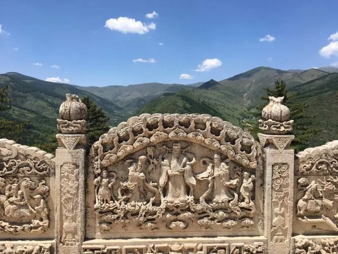 　　△上为《黑神话：悟空》场景，下为南山寺石雕。