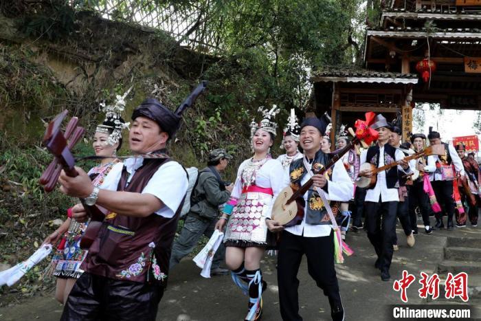 3月11日，在廣西三江侗族自治縣梅林鄉，“二月二”侗族大歌節進行民俗巡遊活動。(資料圖)吳練勳 攝