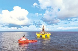 　　我国自主设计建造的深水钻井平台，作业能力达到世界先进水平。   中国海油供图