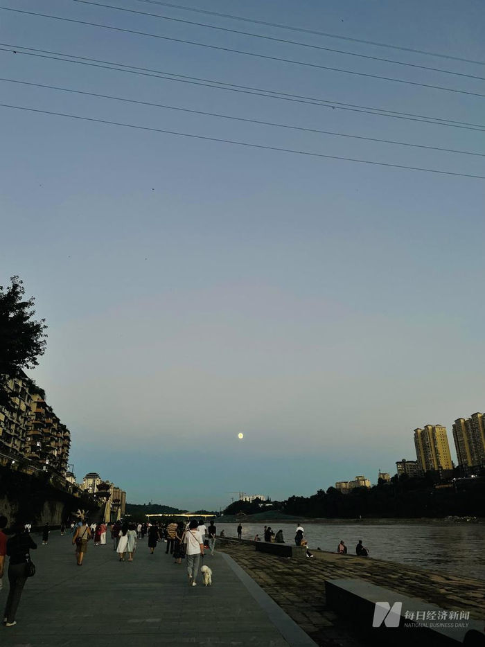 资中沱江岸边 图片来源：每经记者 唐元 摄