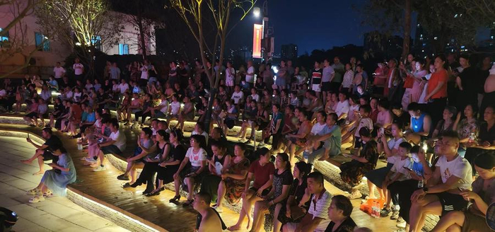 8月30日晚古城墙音乐广场听歌的市民 图片来源：受访者提供 