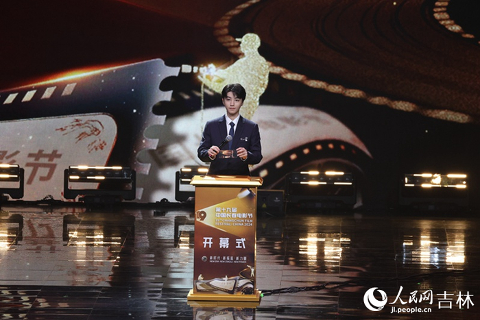 长春电影节形象大使王俊凯揭幕“金鹿奖”奖杯。人民网记者 李洋摄
