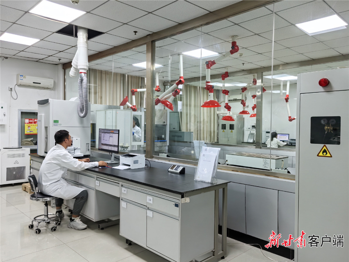 位于定西市陇西县的甘肃数字本草检验中心开展中药材检测，严把药材质量关。新甘肃·每日甘肃网记者 张春燕 摄