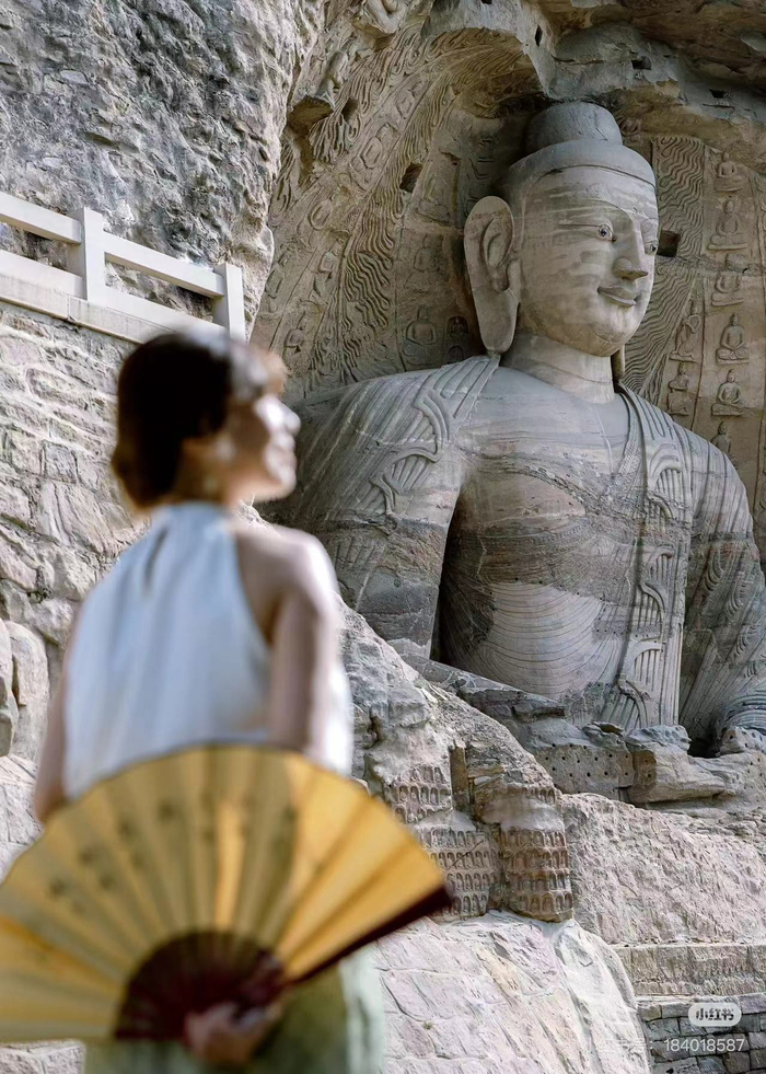 　　△很多网友来此与这尊“微笑大佛”合影。