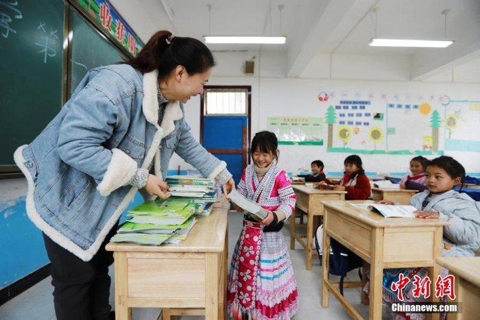   资料图：小学生领取新课本，开启新学期校园生活。图/CNSphoto 侯进勇 摄