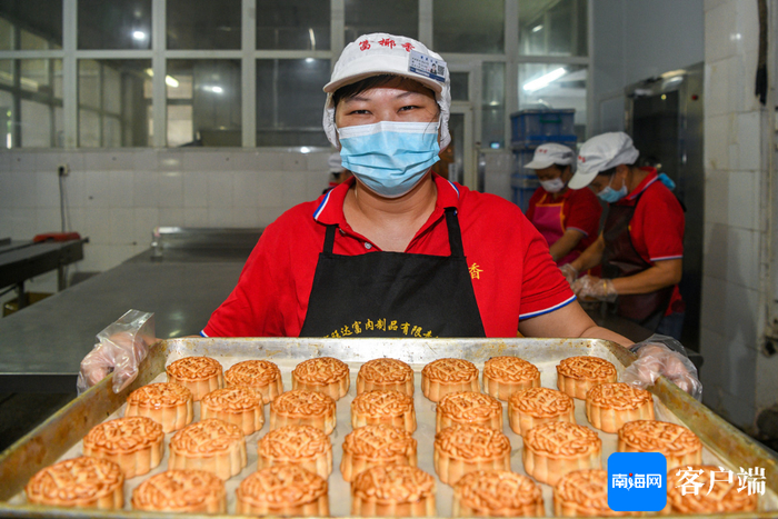 新鲜出炉的琼式月饼。记者 陈望 摄