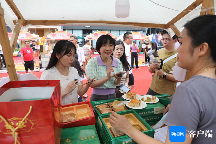 活动现场，市民游客尝“鲜”。海南日报全媒体记者 邱肖帅 摄