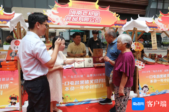 活动现场，市民游客尝“鲜”。海南日报全媒体记者 邱肖帅 摄