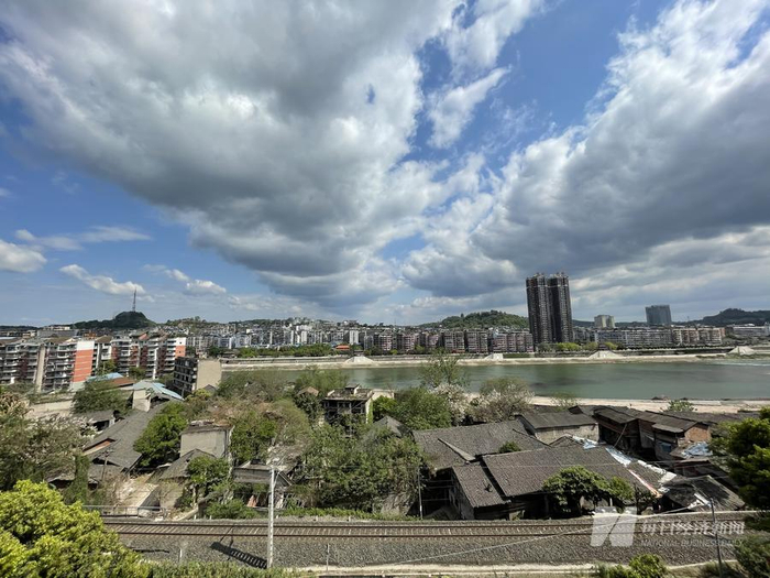 沱江远眺 下方是刀郎提及的火车轨道 图片来源：每经记者 唐元 摄