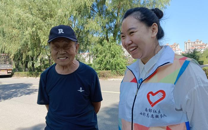 史丹（右）与居民聊家常