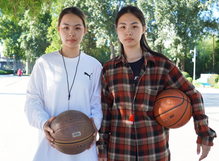 8月27日，赵乾玉（居左）和赵乾意（居右）合影。新华社记者 杨帆 摄