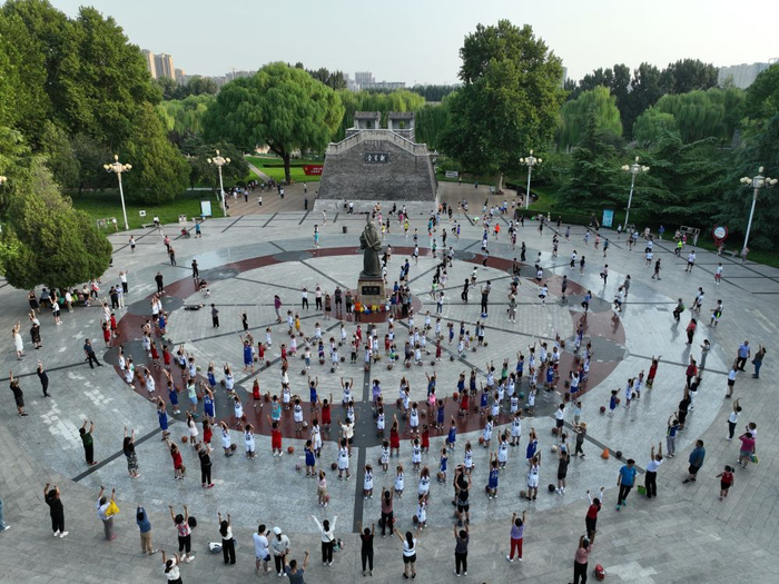 8月27日，篮球训练营学员们进行热身准备（无人机照片）。陈雷 摄