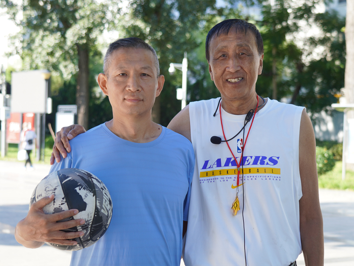 8月27日，谢建立（居左）和张正（居右）合影。新华社记者 杨帆 摄