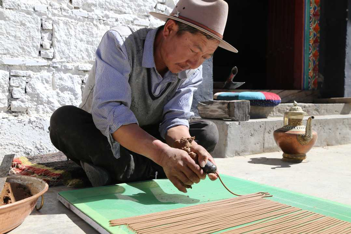 格桑次仁正在手工制作藏香。贺建明摄