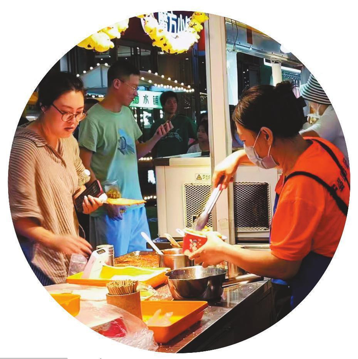         沈阳市民在兴顺夜市“逛吃逛吃”。     本报记者  赵敬东  摄