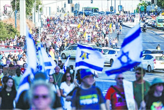 图片说明： 9月1日，耶路撒冷街头，以色列民众举行大规模集会，要求政府与哈马斯达成人质释放协议。