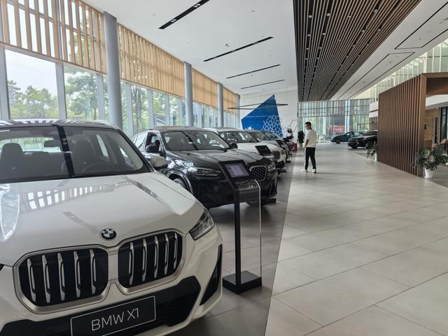 △图为众国宝泓宝马4S店的销售车辆展厅。