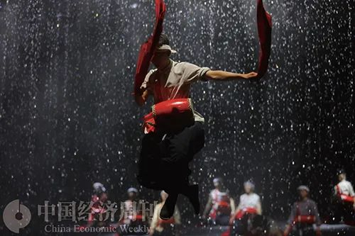 延安红街红色文化旅游街区上演的沉浸式情景剧《再回延安》《中国经济周刊》首席摄影记者  肖翊I摄