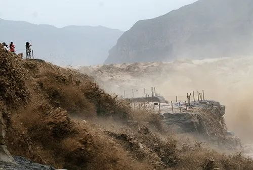 位于山西和陕西交界处的黄河壶口瀑布    《中国经济周刊》首席摄影记者  肖翊I摄