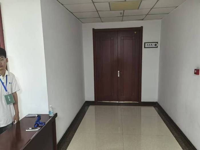 8月30日，科林电气股东大会现场，会议室大门紧闭 