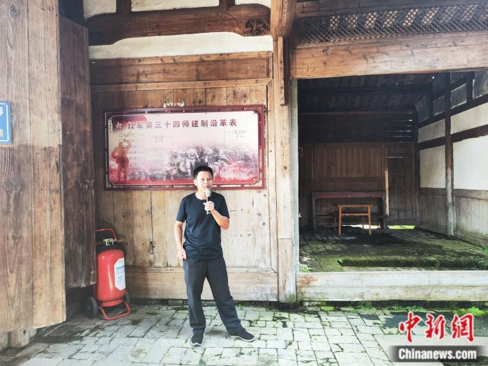   宁化县曹坊镇下曹村内，冯国民为采访团讲述伯爷冯义隆的革命故事。刘越 摄