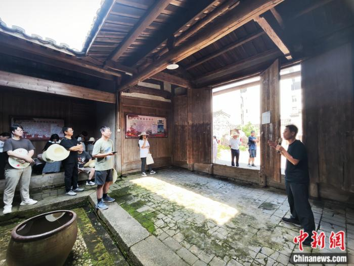   宁化县曹坊镇下曹村内，冯国民为采访团讲述伯爷冯义隆的革命故事。刘越 摄