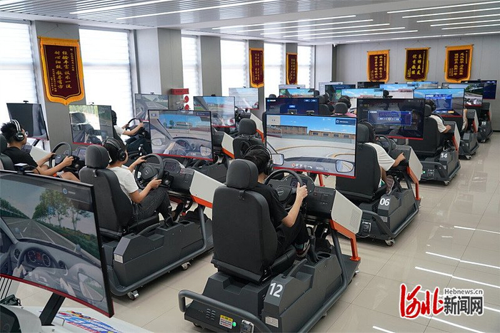 8月21日，玖珑驾校智能驾驶模拟器训练教室内，学员们正在进行模拟驾驶练习。河北日报记者 汤润清摄