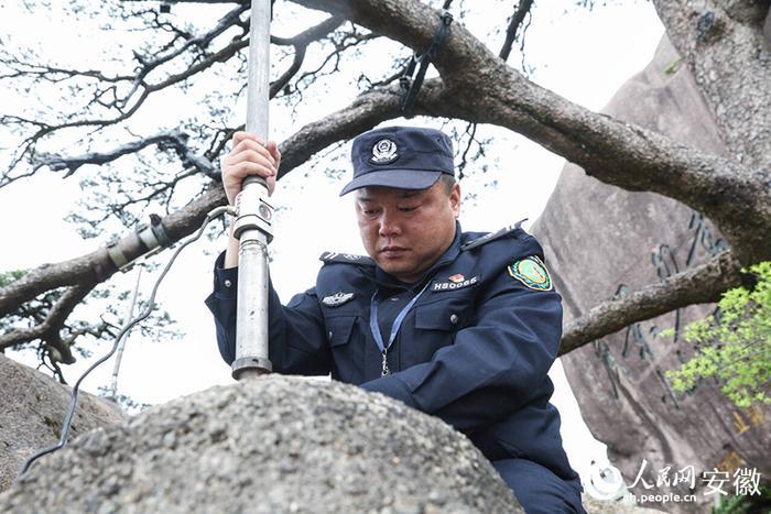 胡晓春检查支撑杆松动情况。人民网记者 张俊摄