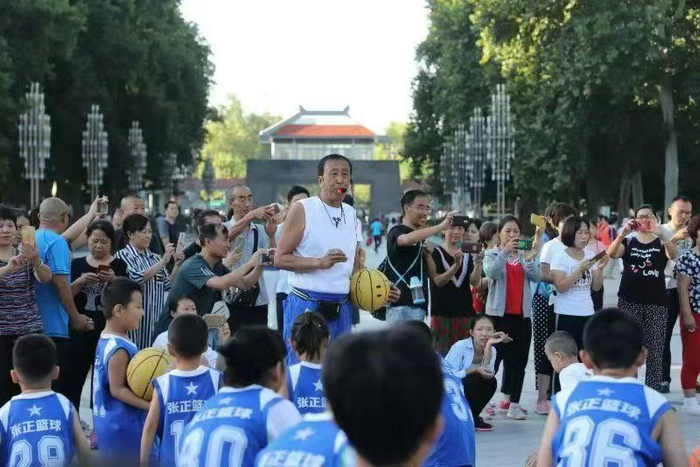 2018年暑假，张正带领篮球训练营学员训练。受访人供图