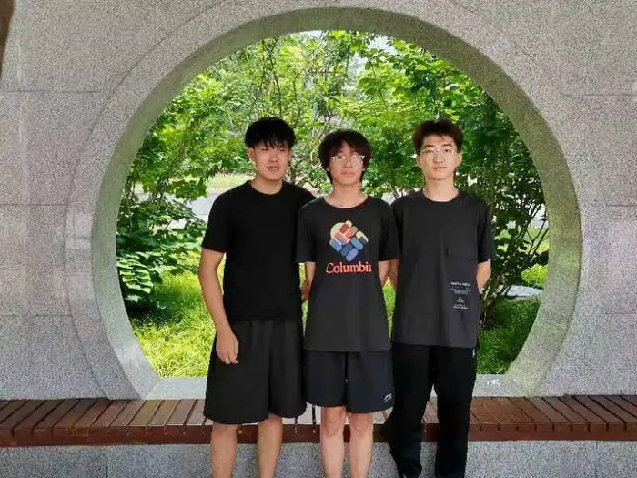 救人的三位大学生，从左到右依次是焦柏铭、焦煜轩和王奕然。  受访者供图