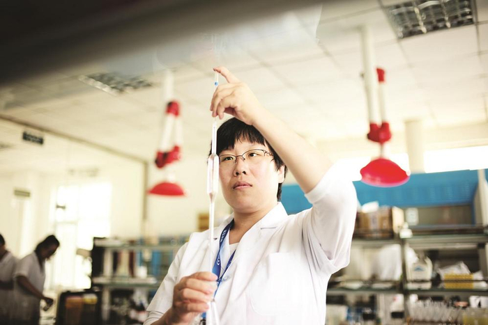         徐美利在做甜菊糖苷综合提取试验。  李卫国 摄        