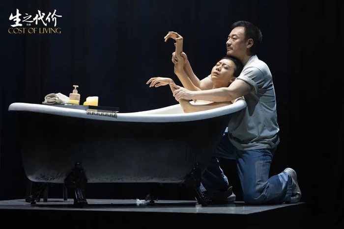 刘岩饰演的阿妮在梦境中以手臂起舞