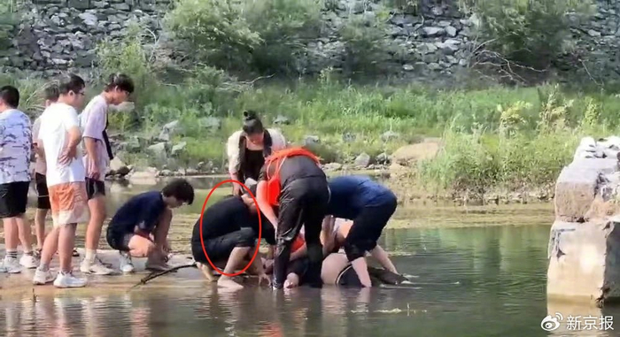 焦柏铭（红圈）和朋友们救人。 受访者供图