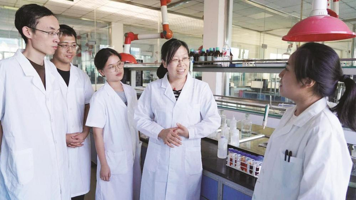         徐美利和她的团队在探讨研发中遇到的问题。   李卫国 摄    