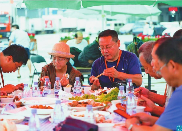         图③：辽渔港区海鲜餐饮大排档中，市民、游客体验消费“新场景”，欢度开海节。本报记者  高智勇  张子彧  摄