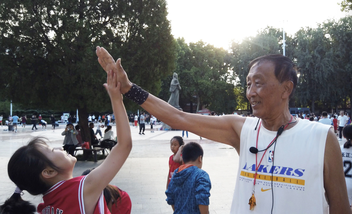 8月27日，张正和结束跑步热身的学员们击掌。新华社记者 杨帆 摄