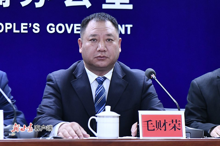 金昌市政务服务中心副主任毛财荣