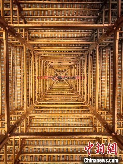 图为岩寨鼓楼内景。　中新网记者 隋致远 摄