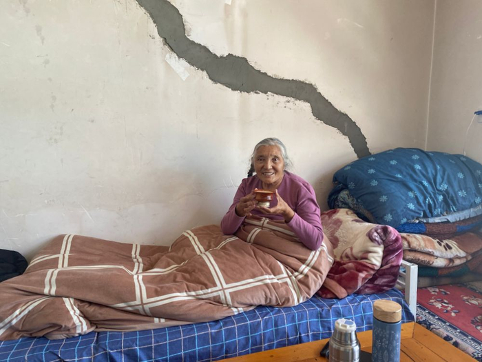 （图：膝关节置换术后出院在家的吉律大娘。贺佳雯／图）