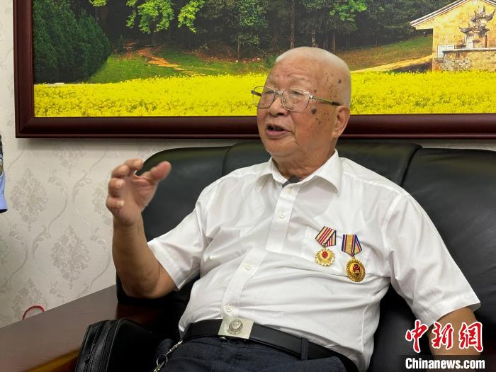 91岁的丘永康是古田派出所首批民警之一。　周昕 　摄