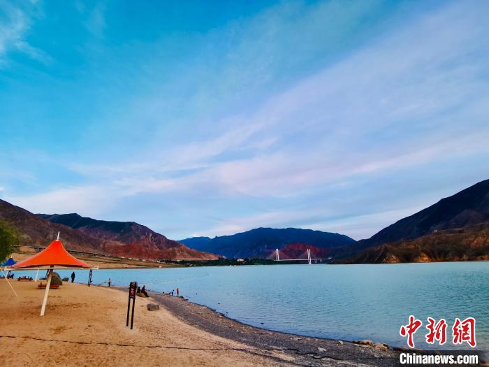 图为德吉村内的黄河风光。李江宁 摄