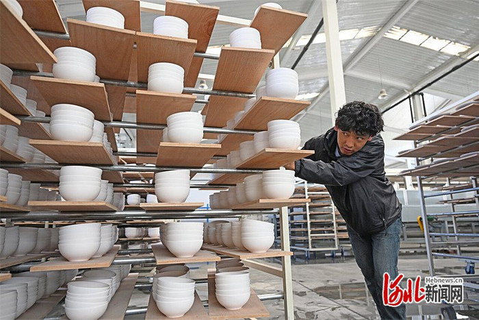 6月22日，藏族小伙边顿在西藏城发莲华之宝文化发展有限公司陶瓷烧制车间忙碌。河北日报记者 张 昊摄