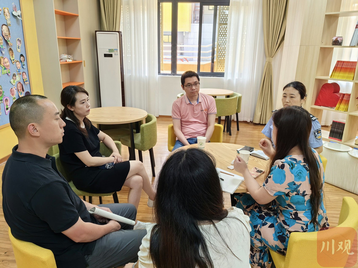 民警朱丽莉正在处理涉校未成年人事件。（茶店子派出所供图）