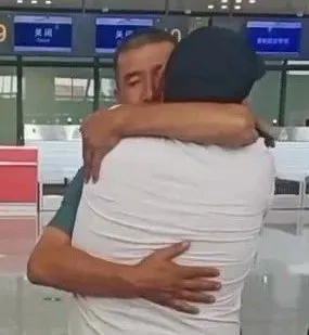 兄弟俩紧紧相拥。受访单位供图