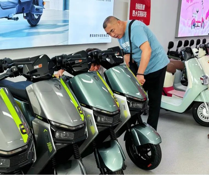 图为消费者在选购电动自行车。黄芷凌 摄